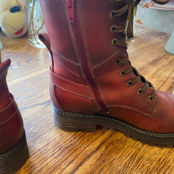 Taos Footwear Red Lace-Up Crave Boots 🥾 - Picture 9 of 14